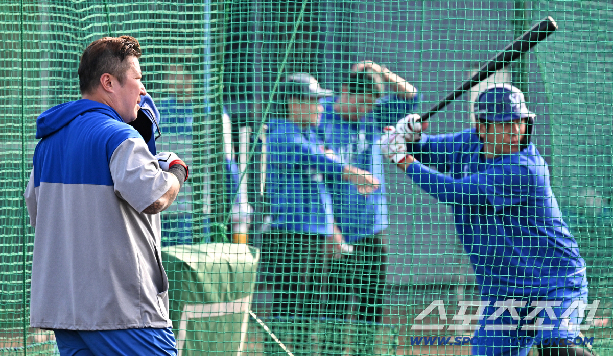 최고참의 9시 출근, 이틀째 이어진 타구음...최형우가 바꾼 삼성 캠프 …