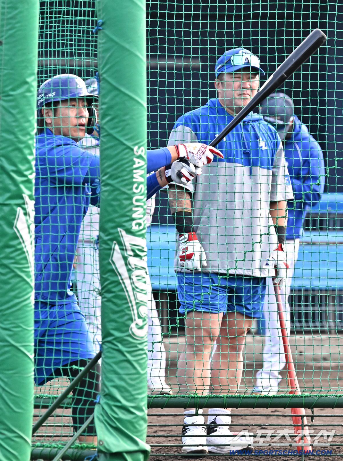 최고참의 9시 출근, 이틀째 이어진 타구음...최형우가 바꾼 삼성 캠프 …