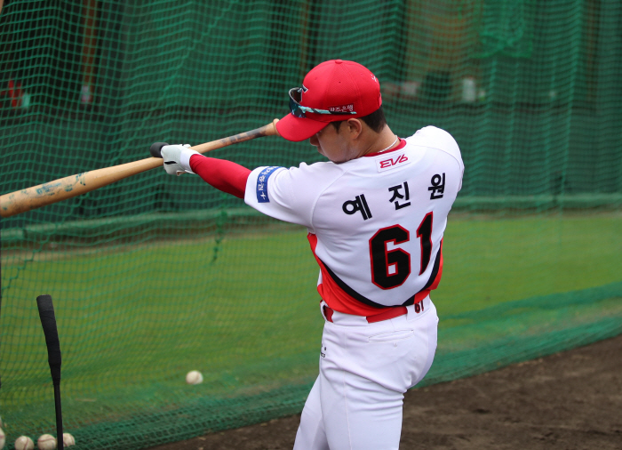 아직 벗지 못한 KIA 바람막이.. 키움 방출 → KIA 방출 → 남 탓하지 않은 예진원 "기회 많이 받았다. 내가 못 잡은 것"