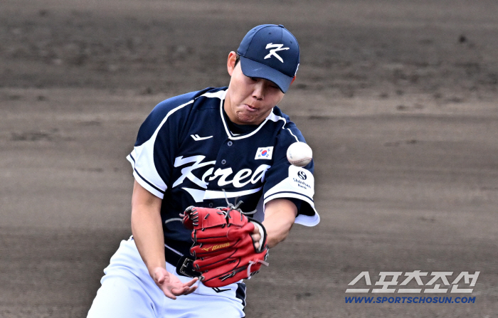 부상 악재 속 또 '아찔'...소형준 가슴 직격, 반전은 미소[오키나와 현장]