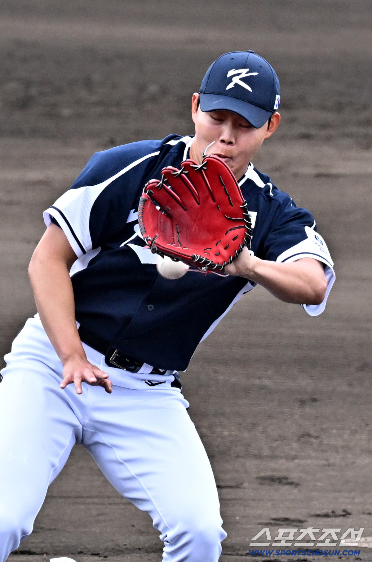 부상 악재 속 또 '아찔'...소형준 가슴 직격, 반전은 미소[오키나와 …