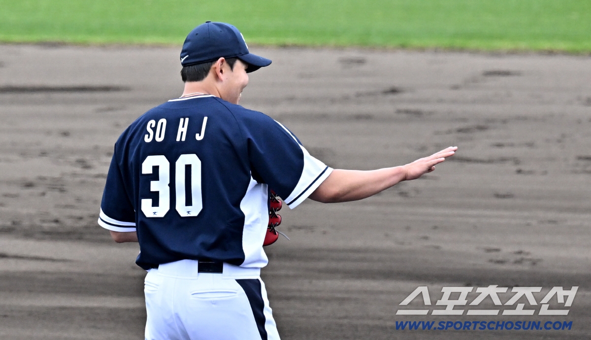 부상 악재 속 또 '아찔'...소형준 가슴 직격, 반전은 미소[오키나와 …