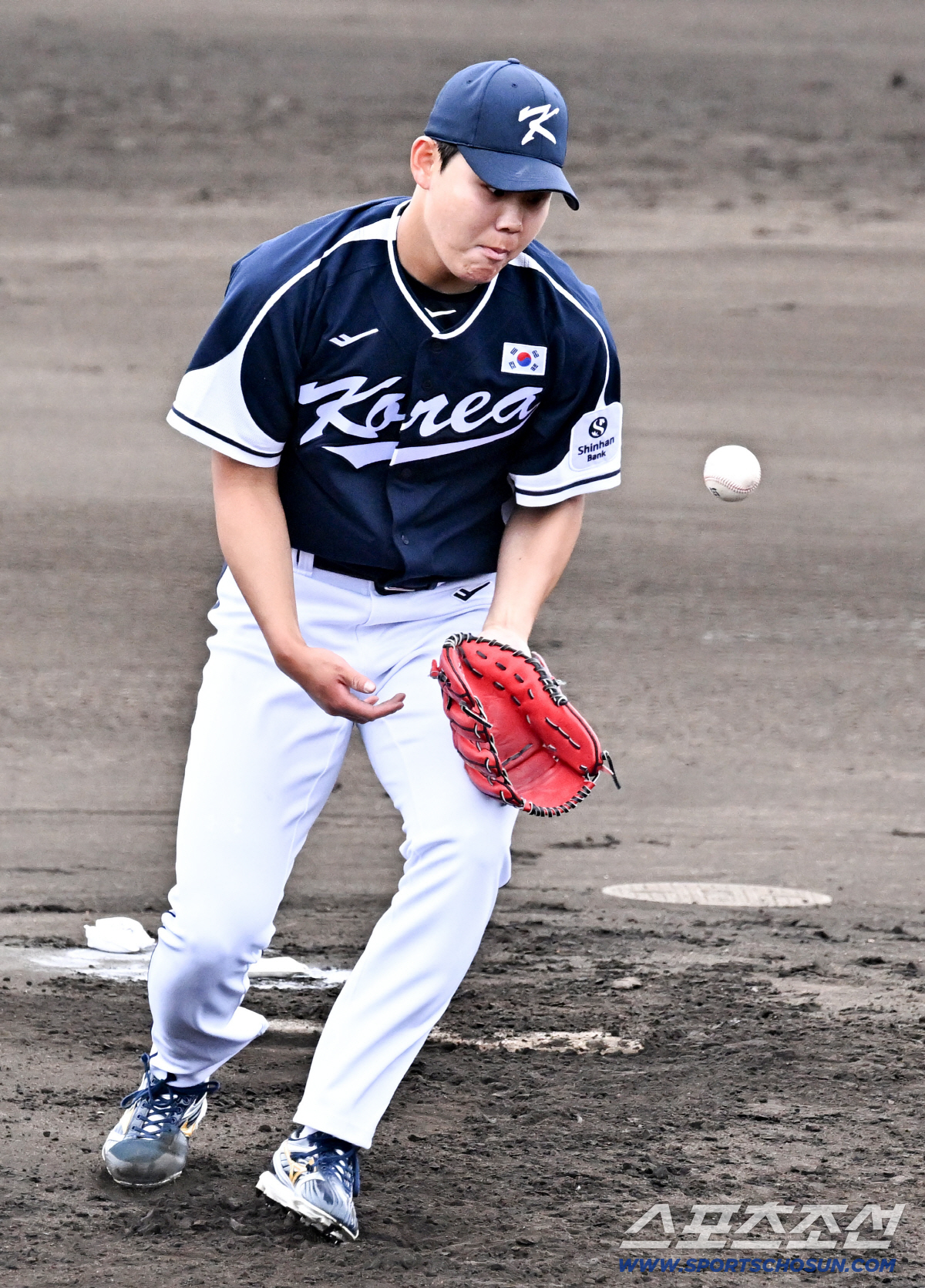 부상 악재 속 또 '아찔'...소형준 가슴 직격, 반전은 미소[오키나와 …