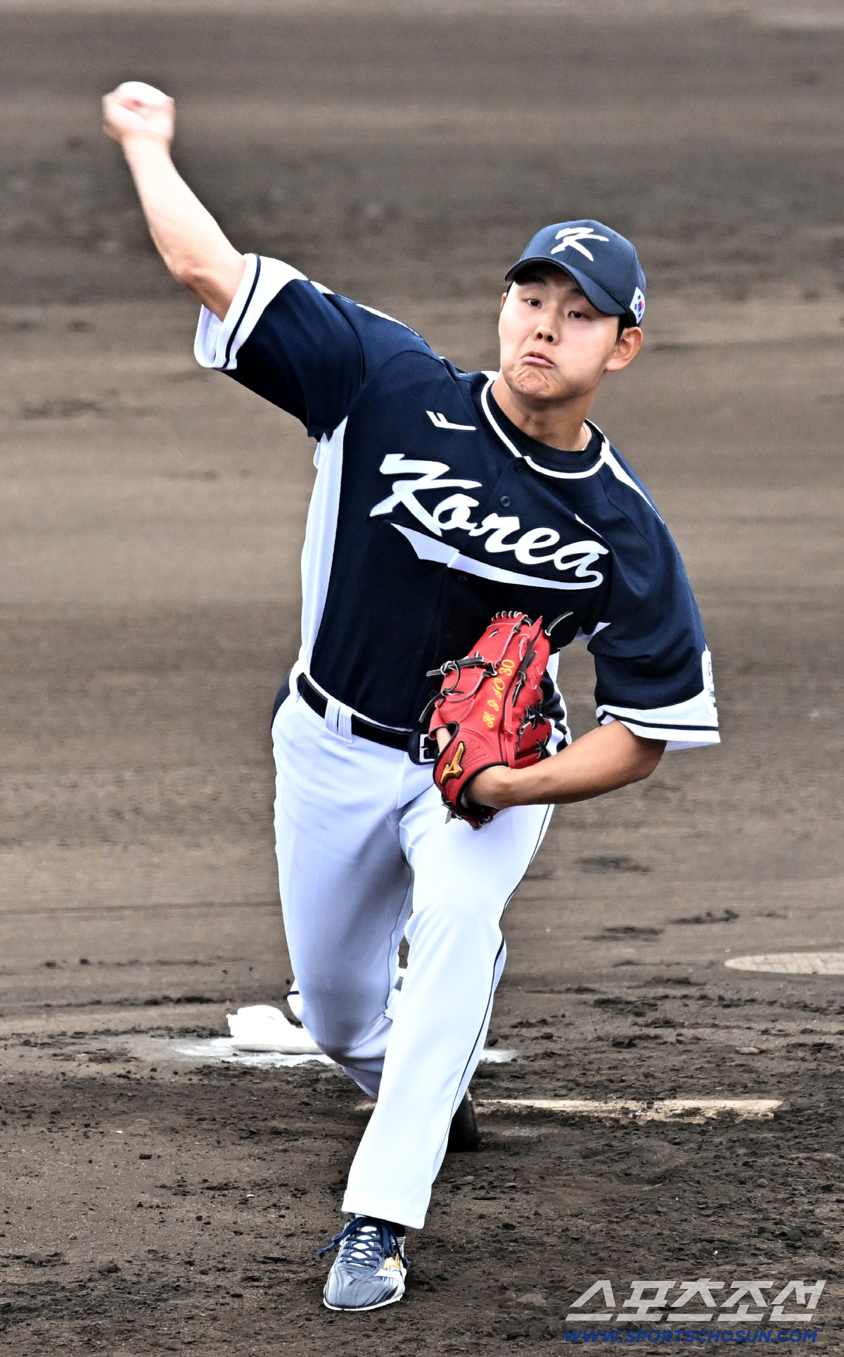 부상 악재 속 또 '아찔'...소형준 가슴 직격, 반전은 미소[오키나와 …