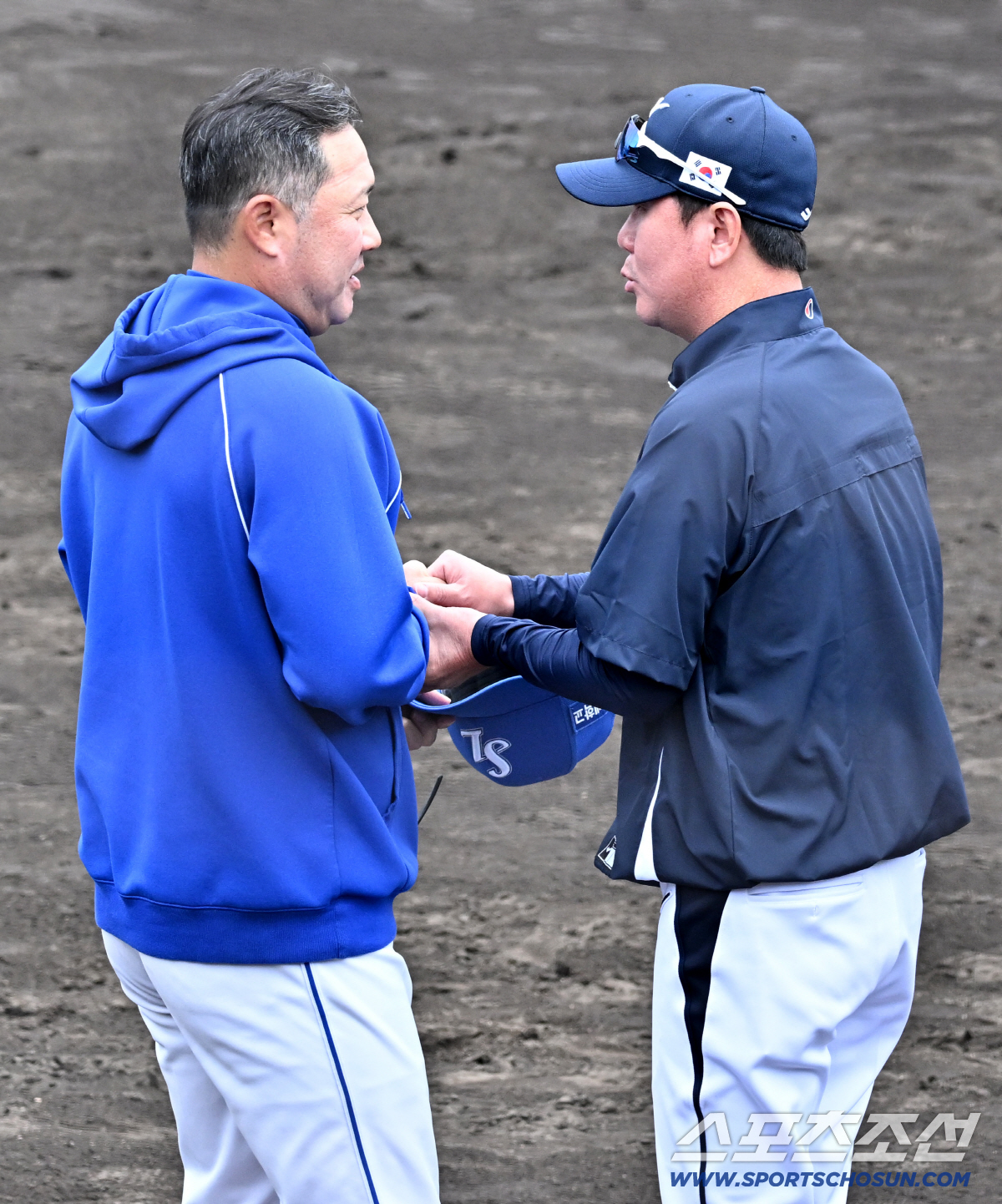 부상 악재 속 또 '아찔'...소형준 가슴 직격, 반전은 미소[오키나와 …