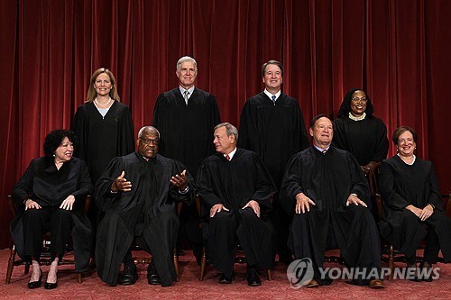 [美관세 위법판결] 트럼프에 힘싣던 대법, 결정적 사안서 발목 잡았다