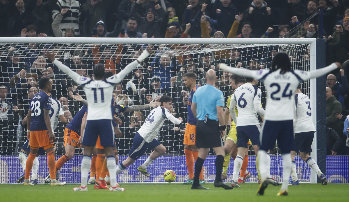 13명 데리고 훈련했다는 '부상병동' 토트넘 '소방수' 감독의 충격적 출…