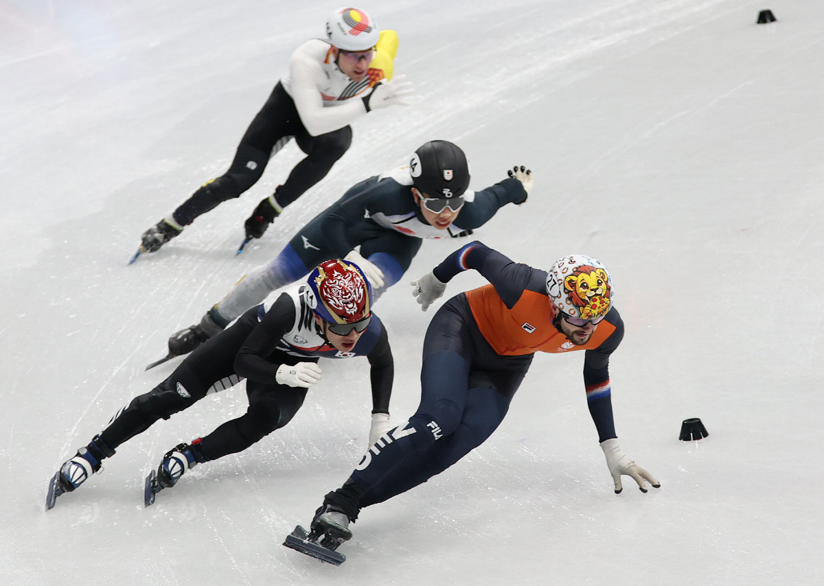 '토리노 환상 추월' 20년 만에 다시 이탈리아...韓 남자 쇼트트랙 자…