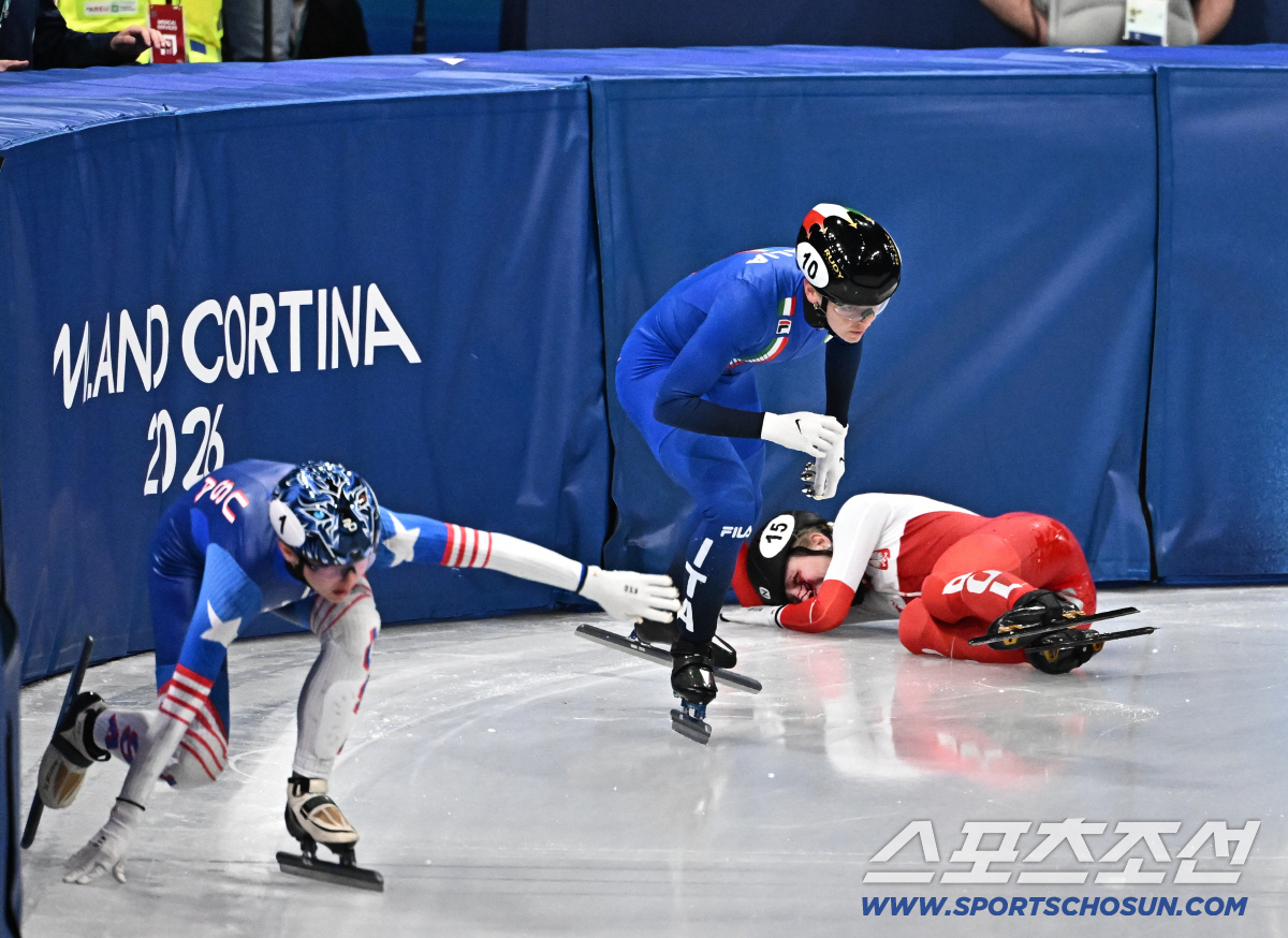 '피 철철' 또 충돌 발생...'韓 국가대표' 노도희도 '조심'→들것에 …
