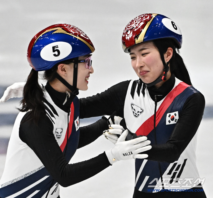 여제가 왕관을 건넸다...韓 쇼트트랙 역사에 남을 '대관식'..."너가 1등이라서 더 기뻐"→"언니만큼 훌륭한 선수 되고파"[밀라노 현장]
