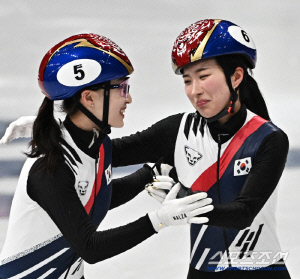여제가 왕관을 건넸다...韓 쇼트트랙 역사에 남을 '대관식'...