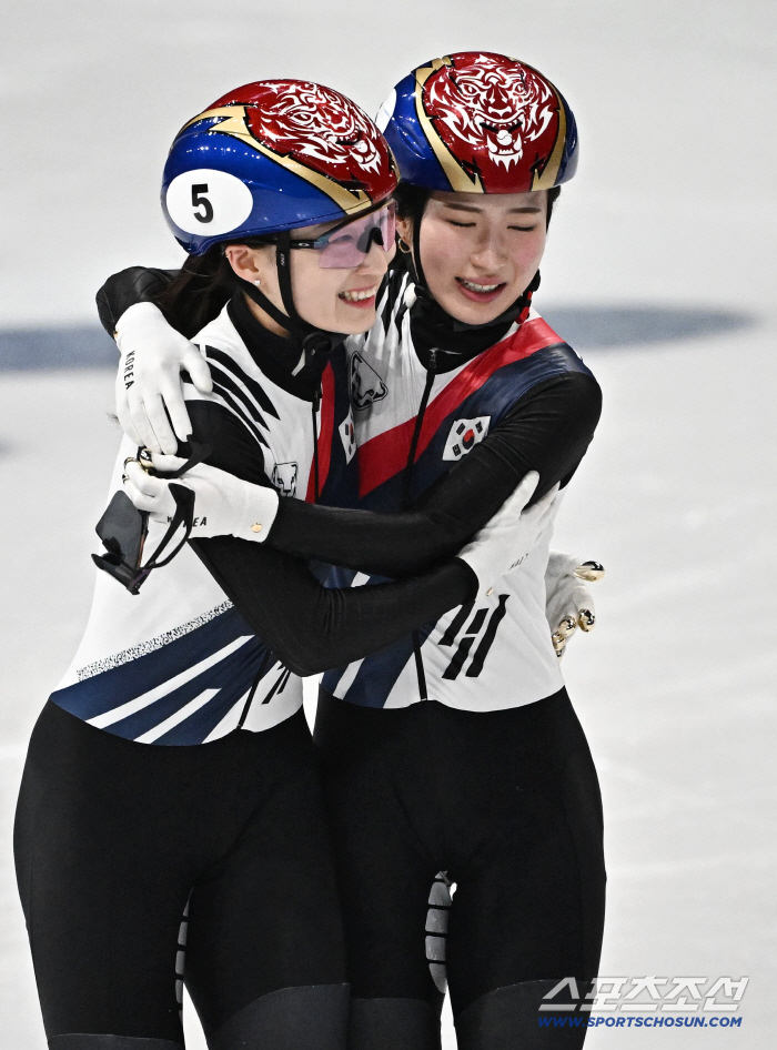 여제가 왕관을 건넸다...韓 쇼트트랙 역사에 남을 '대관식'...