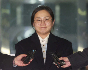 '첫 경찰조사' 박나래, 취재진 눈 마주치며 마지막 남긴 말 