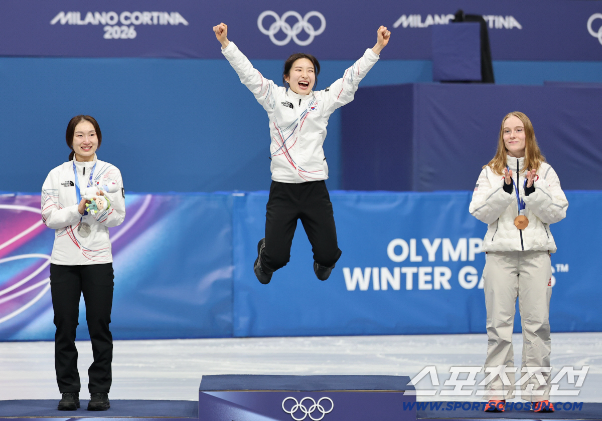 김길리-최민정, 두 여제의 감동적인 금은 '싹쓸이'...숨겨진 조연은 '…