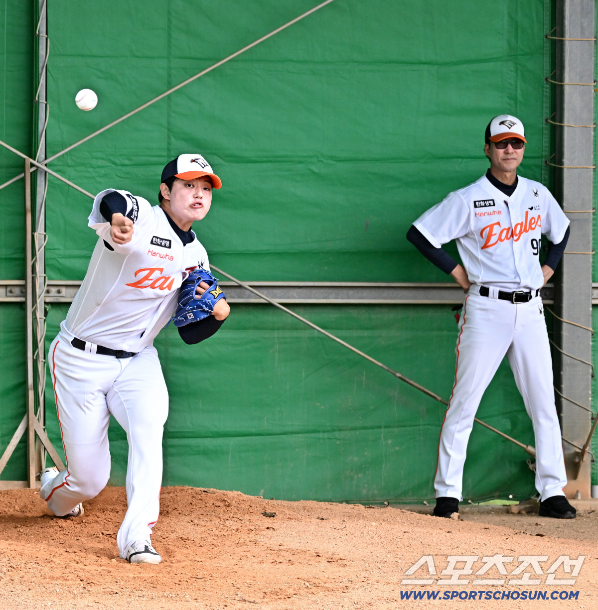 "대표팀 다시 가도 되겠다" 우렁찬 격려…'어깨 통증' 문동주, 피칭 돌…