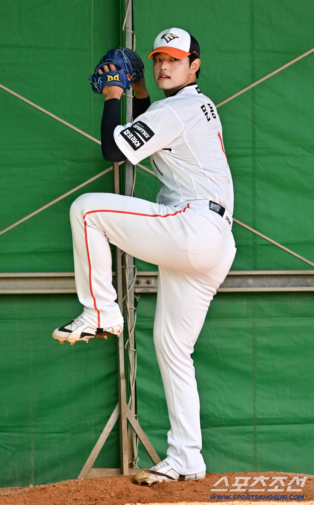 "대표팀 다시 가도 되겠다" 우렁찬 격려…'어깨 통증' 문동주, 피칭 돌…