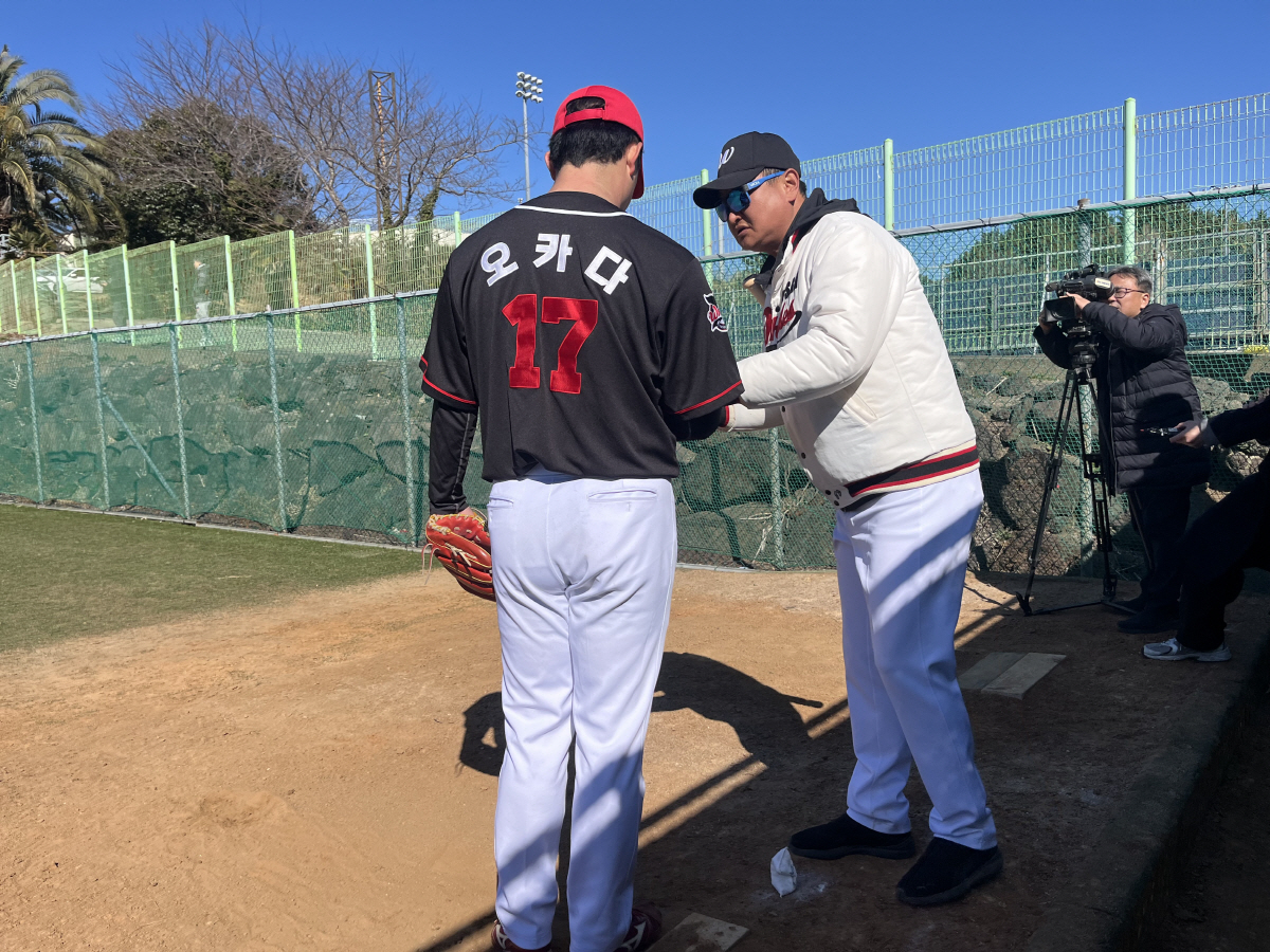 "두 달 봅니다" 아쿼 보험이 울산에? NPB 12승 오카다, 이미 던지…