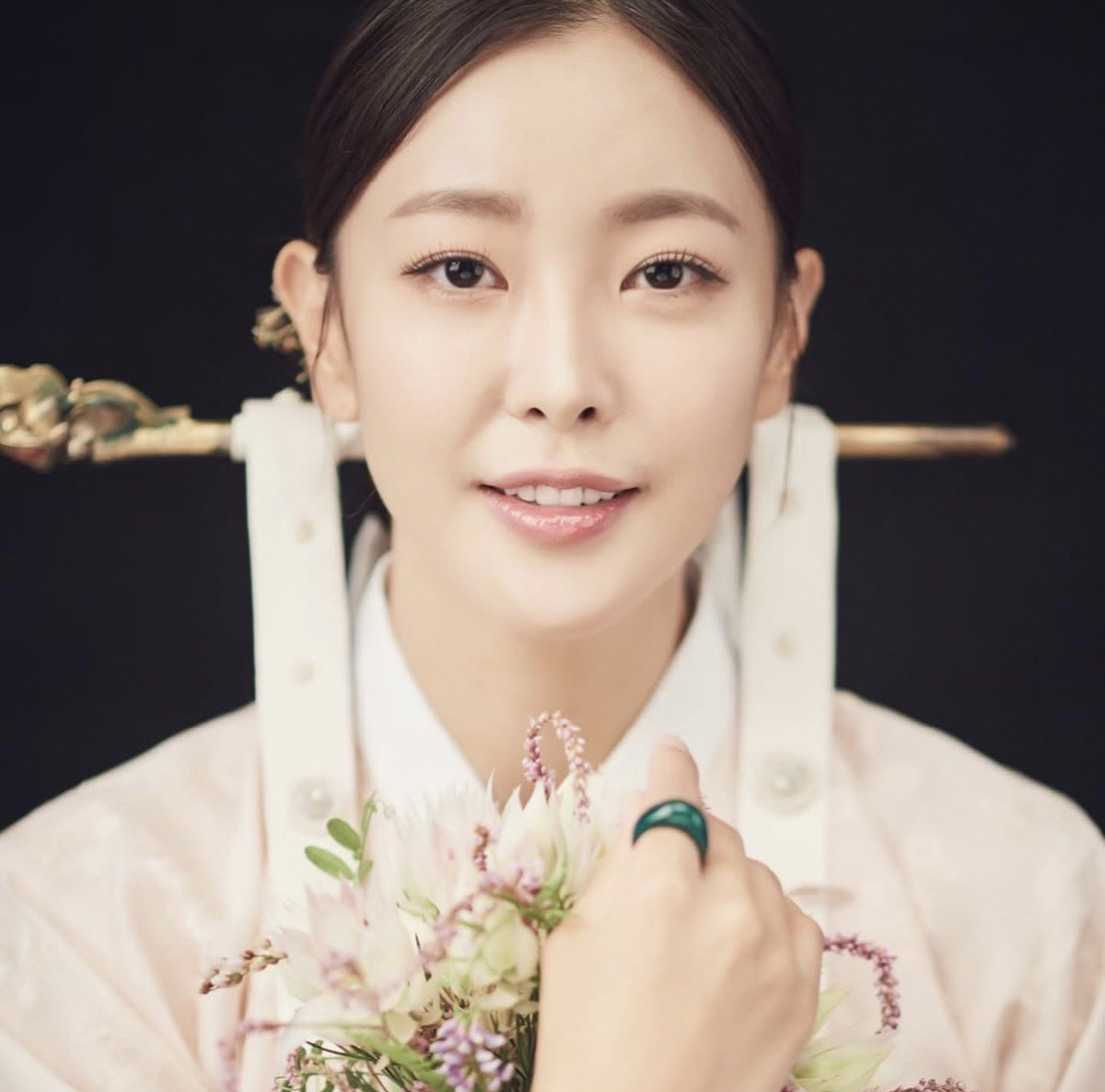 고원희, 파경 전 찍은 한복 화보 다시 보니..반지 여전히 손가락에