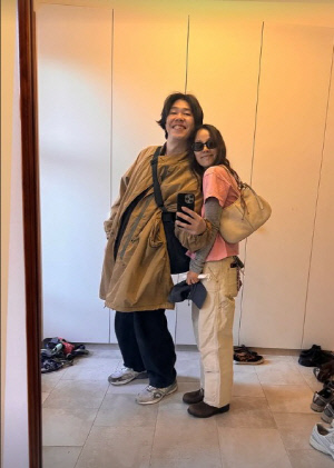 이효리, '60억 평창동 자택' 내부 포착…대형 거울 앞 '이상순♥' 밀착 포즈