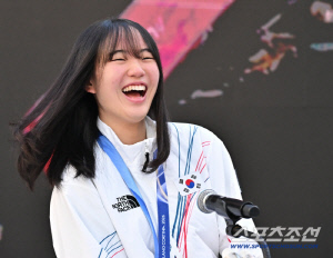 동메달 목에 걸고 '금의환향' 유승은의 미소 