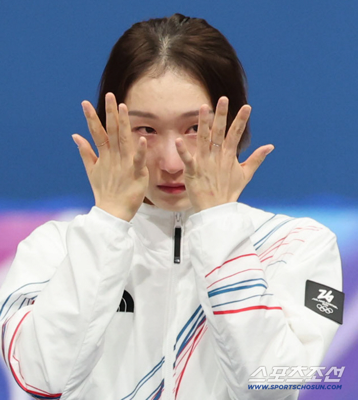 "GOODBYE 올림픽" 선언한 최민정 향한 헌사..."노력해줘서 고맙다" 심석희, "잊지 못할 추억" 김길리, "더 해도 될 것 같아" 이소연, "많이 아쉬워" 노도희[밀라노 현장]