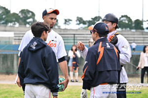 폰세·와이스 공백 지운다, 열정 보여준 에르난데스에 미소 지은 양상문 코치 [오키나와 현장]