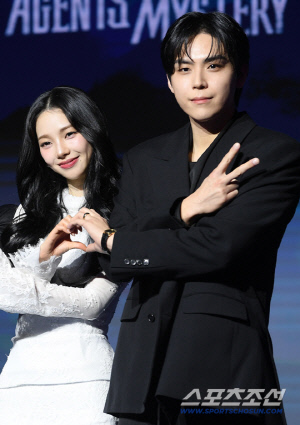 카리나 손 만지작? 김도훈, 논란 커지자 직접 해명 