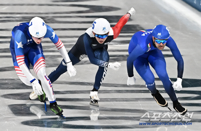 [밀라노 현장]"아깝다! 정재원" 매스스타트 5위… 3연속 포디움 무산, 韓빙속 24년 만의 노메달 '현실로'