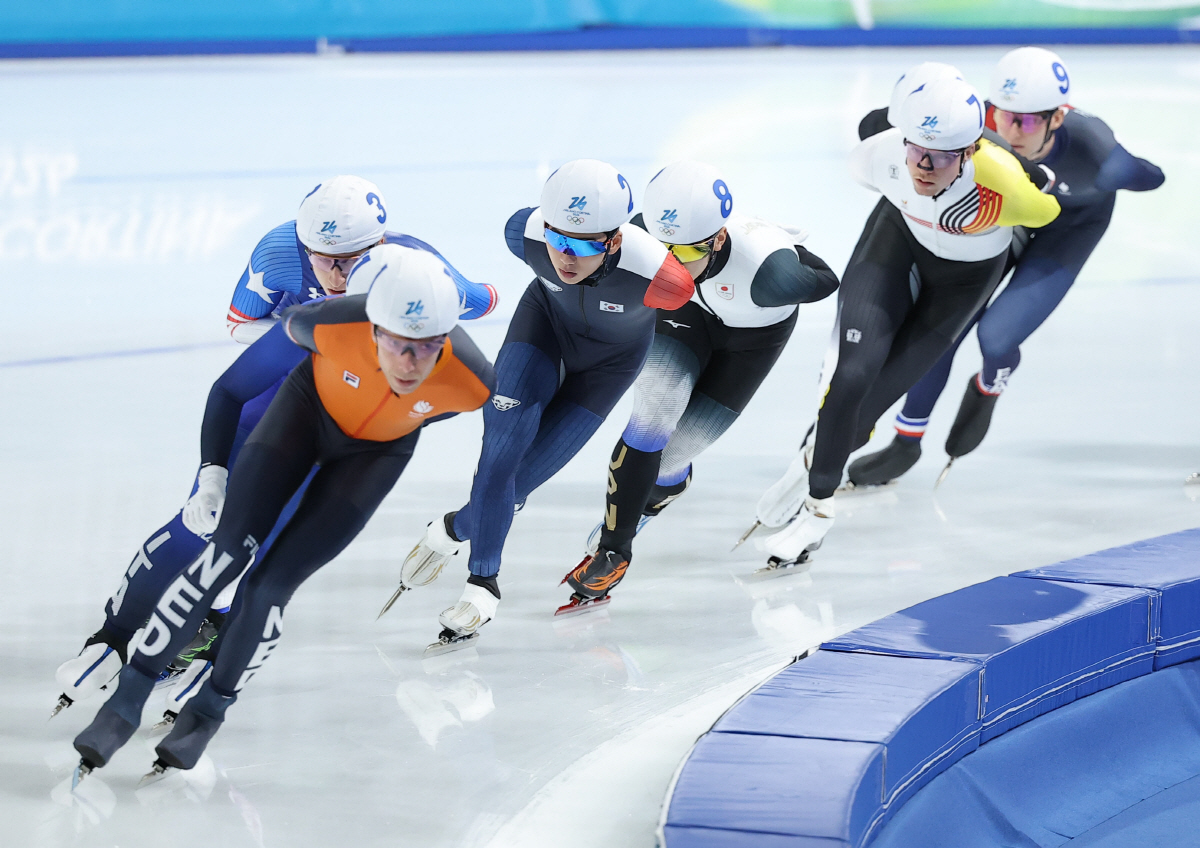 [밀라노 현장]"아깝다! 정재원" 매스스타트 5위… 3연속 포디움 무산,…