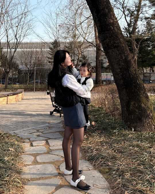 '박수홍♥' 김다예, 33kg 감량 효과..미니스커트가 찰떡 "딸과 커플룩"