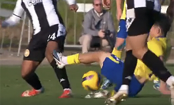 '절정의 폼' 이현주, 동업자 정신 망각한 '무릎 가격 태클' 눈살…포르…