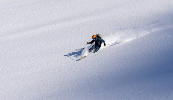눈사태로 깊이 2m 눈더미에 매몰된 스키어 '기적의 생존'