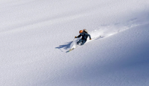 눈사태로 깊이 2m 눈더미에 매몰된 스키어 '기적의 생존'