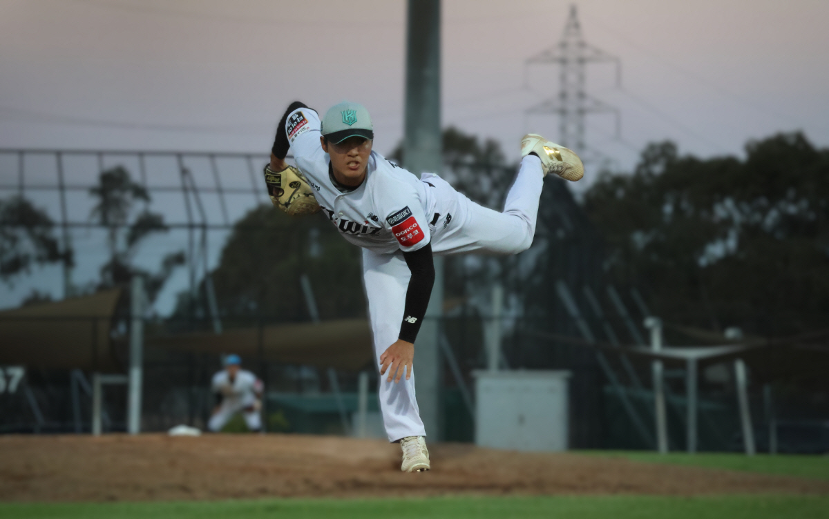 "리듬이 좋다" 오랜 좌완 갈증 풀릴까? '투수 장인'의 눈에 든 KT …