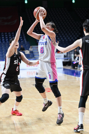 WKBL 역대급 중위권 싸움. 삼성생명의 질주, '이주연 나비효과' 카오스의 시발점