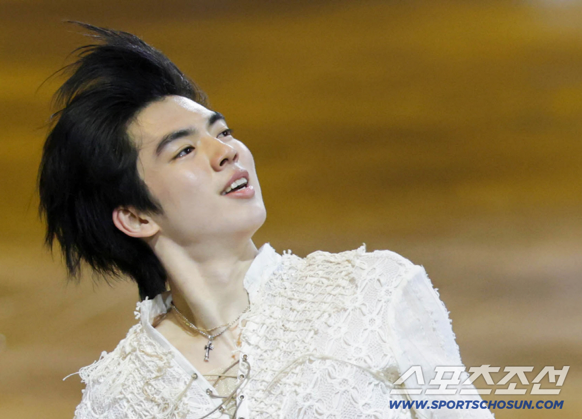 '꿈이 아니야' 부상 딛고 빙판 위 왕자로…차준환, 밀라노 갈라쇼 '감동…