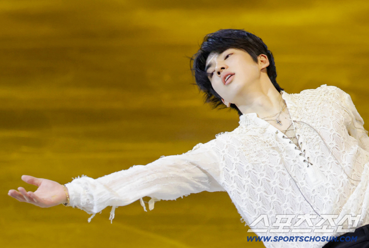 '꿈이 아니야' 부상 딛고 빙판 위 왕자로…차준환, 밀라노 갈라쇼 '감동…