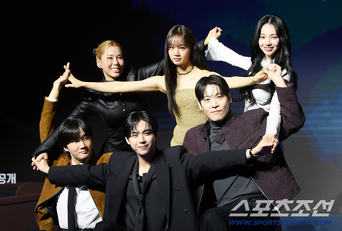 논란 된 포토타임…김도훈, 카리나 손 '조물딱'에 입 열었다[SC이슈]