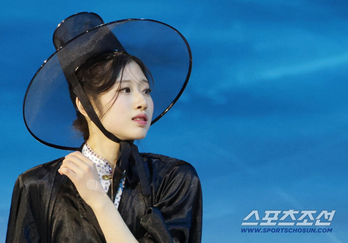 "아이돌로 환생한 줄 알았다!" 日 제대로 '홀릭'…韓 이해인 피겨 갈라쇼 '케데헌' 돌풍→세계를 홀렸다