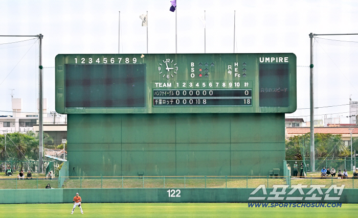 '18점 차 대패' 한화, 예방주사 제대로 맞았다…에르난데스 152㎞ 호투는 위안거리 [오키나와 현장]