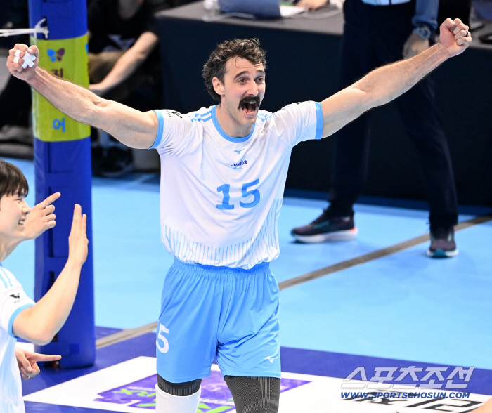 연속 8득점이라니? 싱겁게 끝난 '미리보는 챔프전', 대한항공 셧아웃 압승 → 선두 복귀…현대캐피탈 4연승 저지 [인천리뷰]