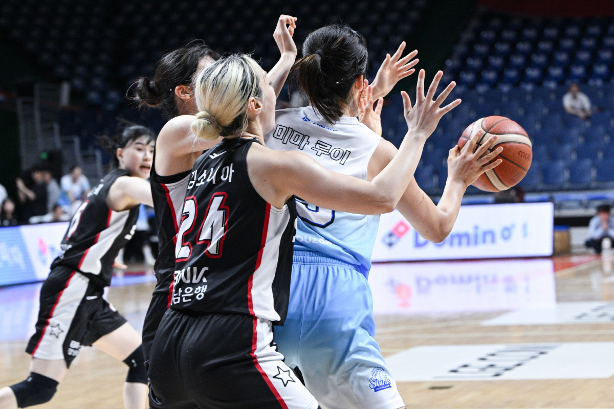 [현장분석] 시즌 첫 2연승! 신한은행이 달라졌다. '신신듀오' 43점 …