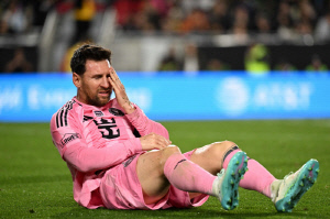 '심판 이리 와봐!' 정녕 메시 맞아? 손흥민 완패 후 대폭발, 수아레스가 말려도 심판한테 직행 '이례적 분노' 화제