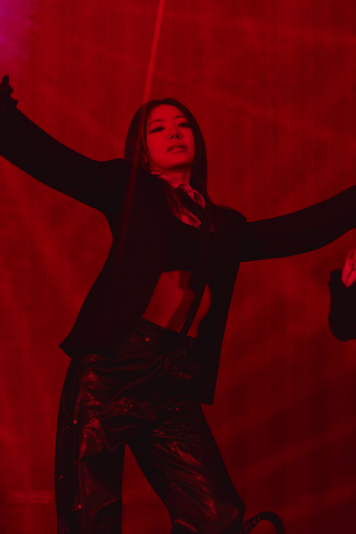 '청순돌' 에이핑크, 15주년에 보이그룹 됐다…콘서트서 동방신기 커버