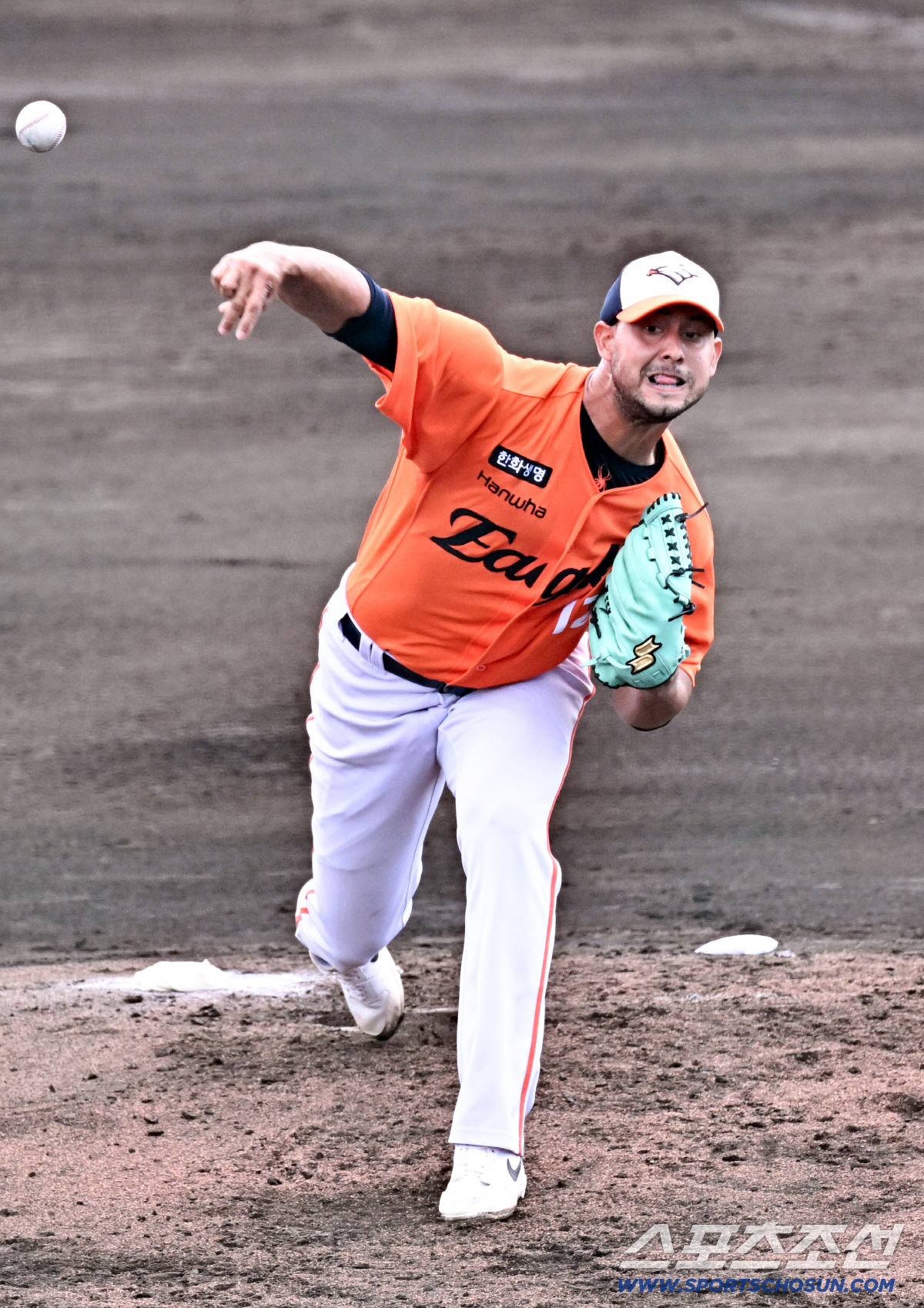 'MVP' 폰세의 길 걸을까…에르난데스, 日 타자 상대 152㎞ 2이닝 …