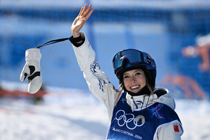 '돈 떨어지니까 왔냐!' 美 배신→中 횡재! 金金金金金…구아이링이 해냈다, 하프파이프 스키 2연패 달성 '환호'