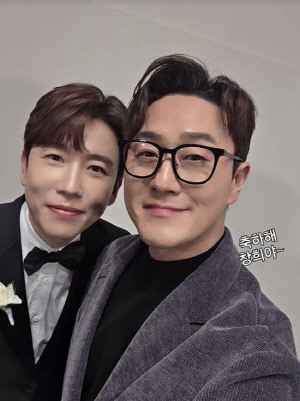 남창희, '새신랑' 행복한 미소 포착…억대 결혼식장 내부 '촛불장식' 가득