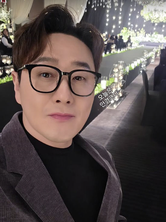 남창희, '새신랑' 행복한 미소 포착…억대 결혼식장 내부 '촛불장식' 가…