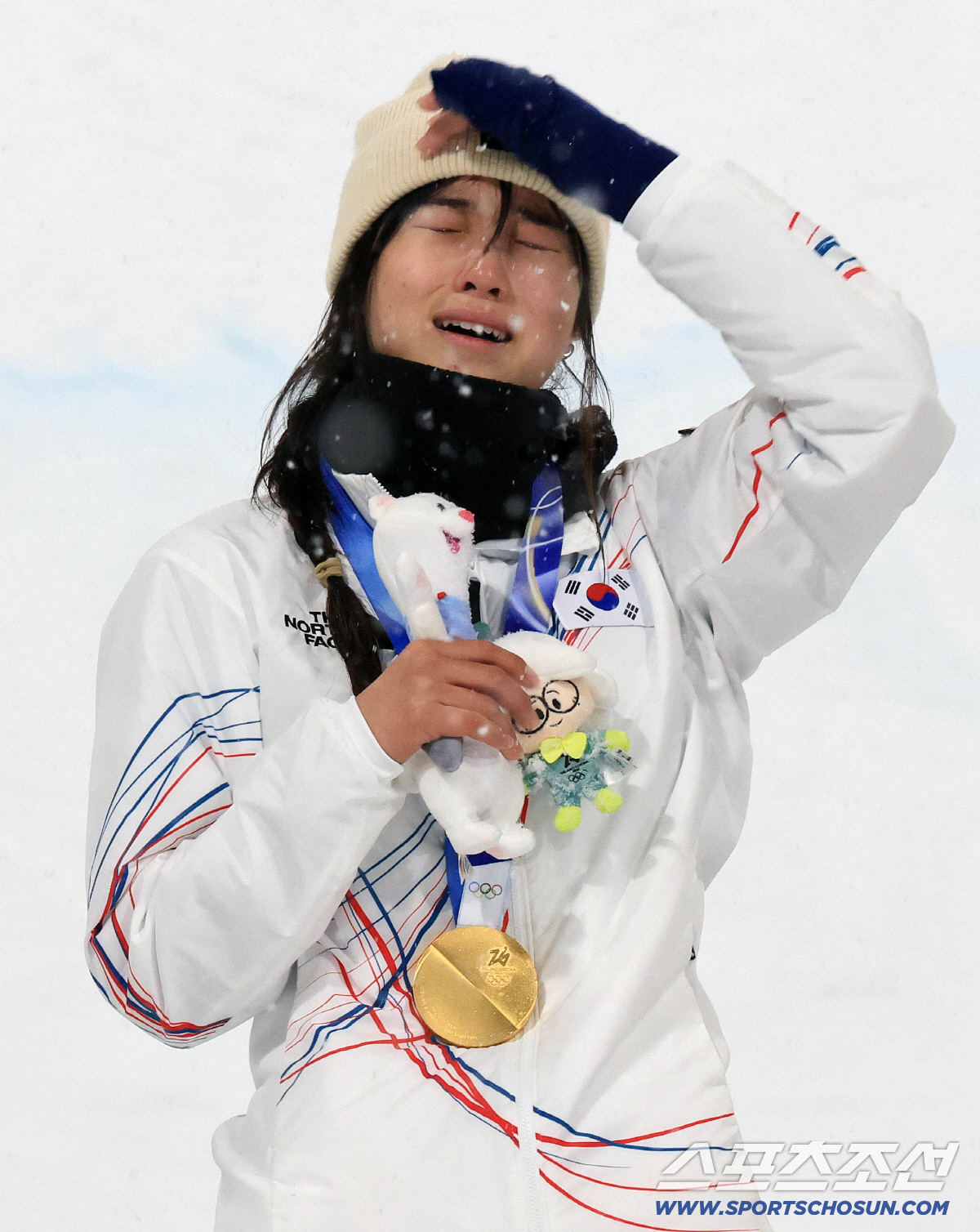 13일(한국시간) 이탈리아 리비뇨 스노파크에서 열린 스키 스노보드 여자 하프파이프 결선에서 최가온이 90.25점을 획득해 금메달을 차지했다. 금메달 들고 눈물 글썽이는 최가온. 리비뇨(이탈리아)=송정헌 기자 songs@sportschosun.com/2026.02.13/