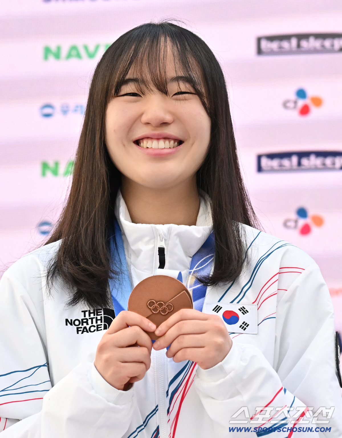 20일 이탈리아 밀라노 코리아하우스에서 스노보드 빅에어 동메달리스트 유승은 기자회견이 열렸다. 메달을 들고 포즈를 취하는 유승은. 밀라노(이탈리아)=송정헌 기자 songs@sportschosun.com/2026.02.20/